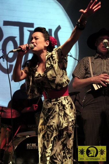 Zoe Devlin (UK) - The Trojans 2. Freedom Sounds Festival, Gebaeude 9, Koeln 02. Mai 2014 (13).JPG